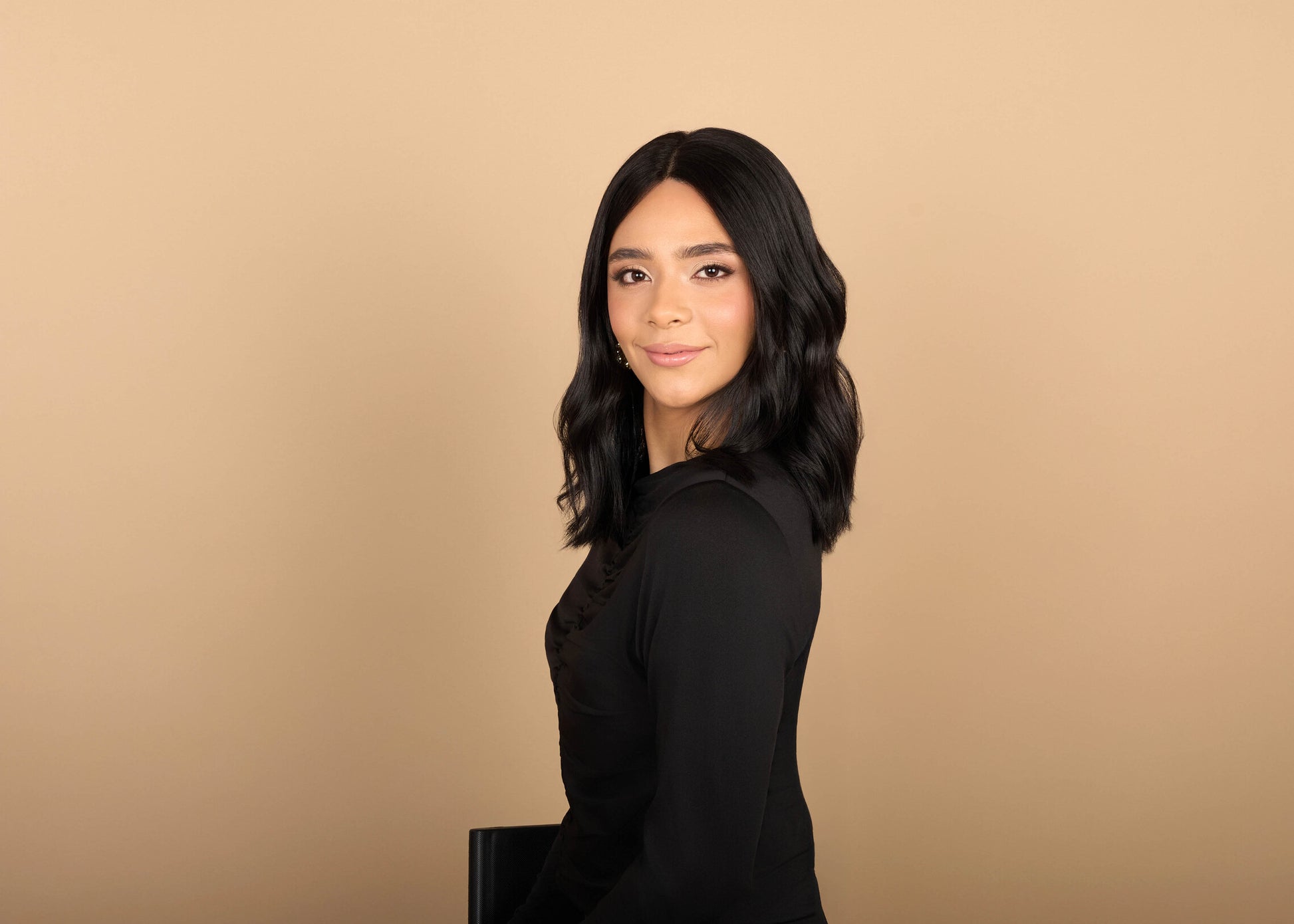 Model wearing 16" Zara