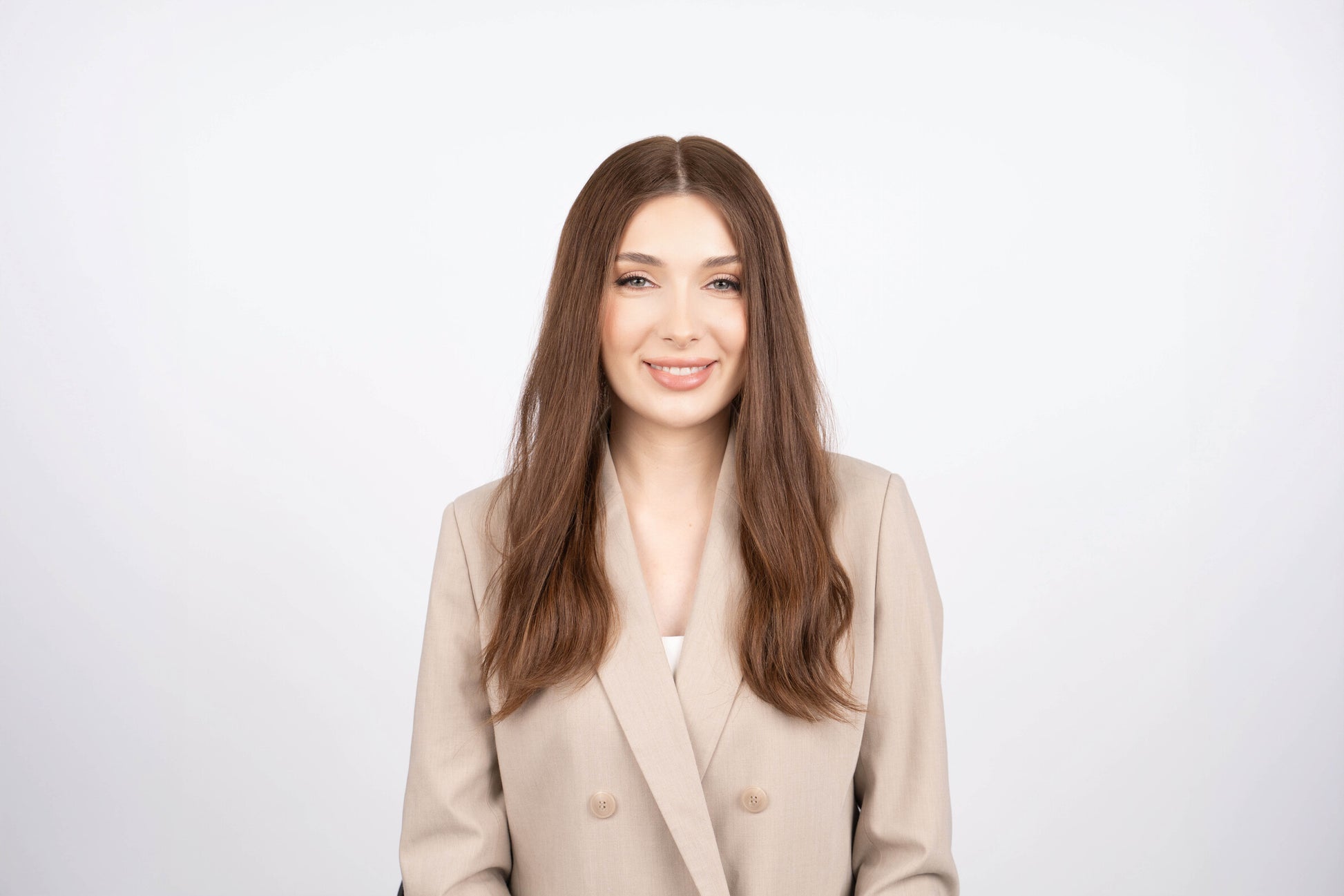 model is wearing an 18 wavy sophia