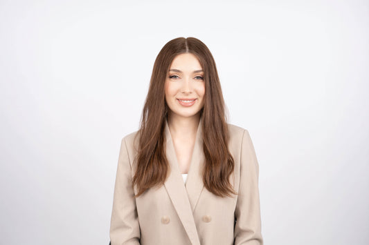 model is wearing an 18 wavy sophia