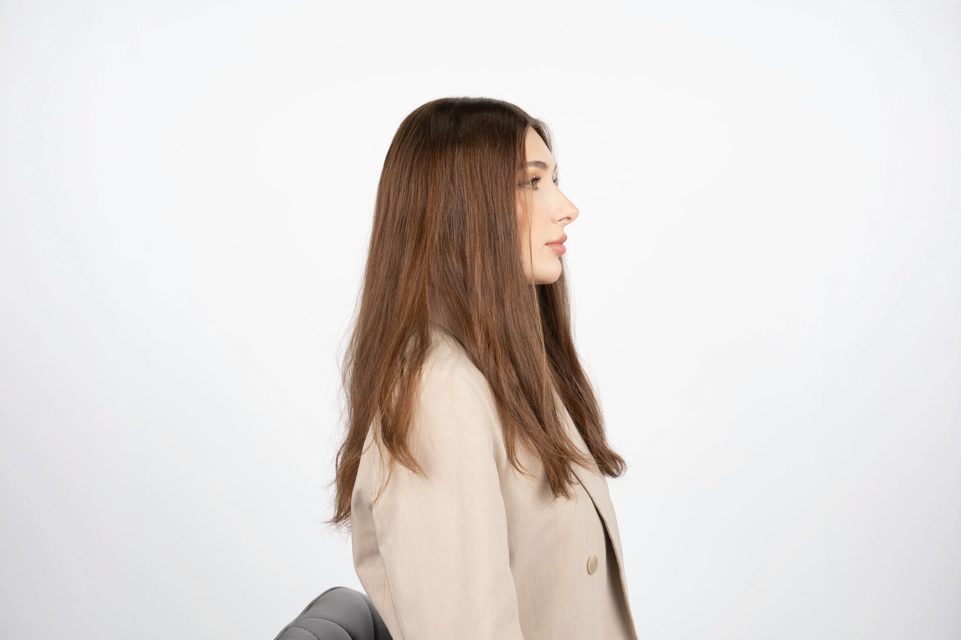 model is wearing an 18 wavy olivia