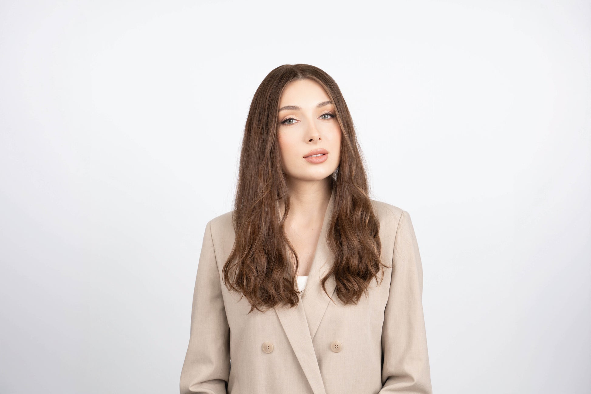 model is wearing an 18 wavy olivia